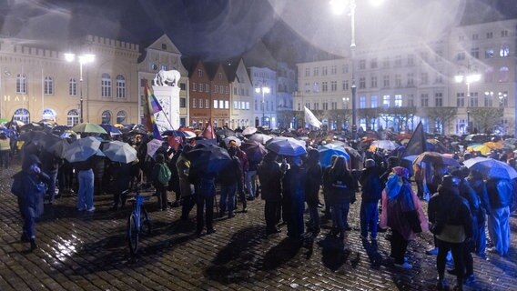 Teilnehmer einer Demonstration gegen Rechtsextremismus unter dem Motto «Nie wieder ist jetzt! · Für eine wehrhafte Demokratie!» versammeln sich auf dem Marktplatz. Mit der Aktion wollen Einwohner ein Zeichen des Widerstands gegen rechtsextreme Umtriebe setzen. © dpa Foto: Jens Büttner