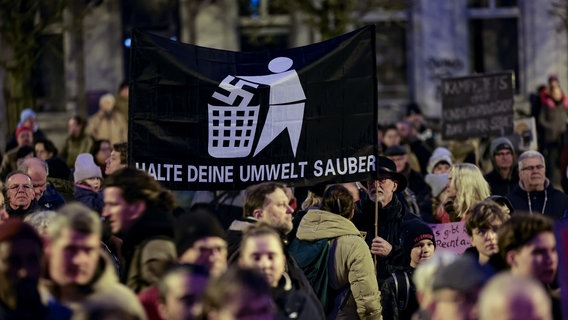 Mit Plakaten und Sprechchören demonstrieren Teilnehmer auf dem Marktplatz in Schwerin unter dem Motto: Das Land gehört uns allen - solidarisch, vielfältig, empathisch! gegen Rechtsextremismus und für Demokratie und Menschenrechte. © dpa Foto: Ulrich Perrey