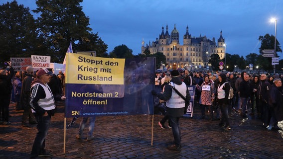 Demonstrierende auf dem Alten Garten in Schwerin © dpa Foto: Jens Büttner