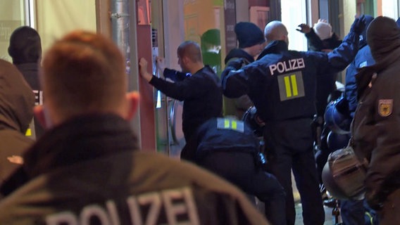 Polizisten bei einer Personenkontrollen nach Corona-Protesten in Rostock. © TeleNewsNetwork Foto: TeleNewsNetwork