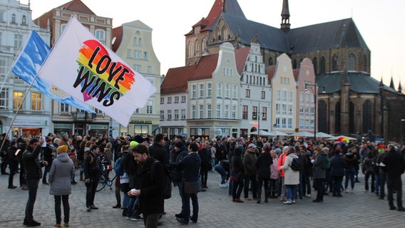 Ein Gruppe von Demonstranten steht auf dem Marktplatz von Rostock © NDR Foto: Steffen Grafe