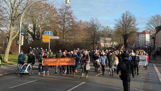 Demo gegen die Corona-Maßnahmen in Schwerin am 11. Dezember  Foto: Christoph Kümmritz