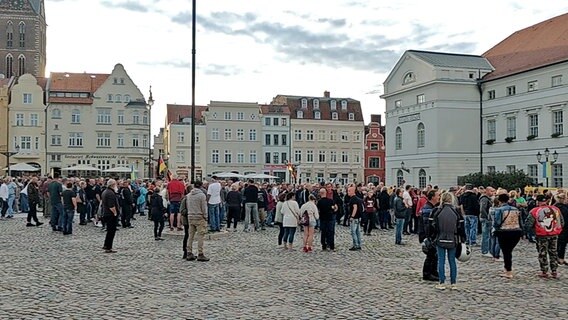 Eine Menge aus Demonstranten steht auf dem Wismarer Marktplatz. © Christoph Woest Foto: Christoph Woest