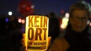 In Wolgast protestieren Demonstranten mit einem Laternenumzug gegen Rechtsextremismus und Rassismus. © dpa - Bildfunk Foto: Bernd Wüstneck