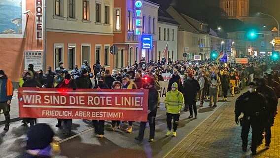 Ein Protestzug zieht durch Wolgast. © Tilo Wallrodt Foto: Tilo Wallrodt
