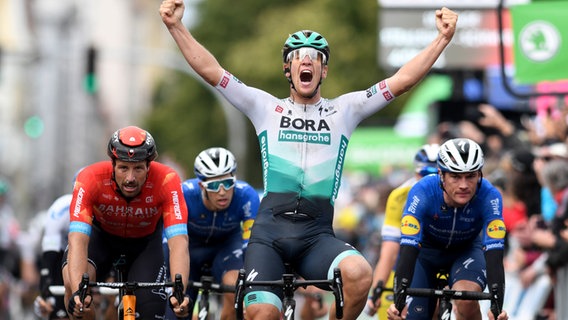Deutschland Tour, 1. Etappe, Stralsund - Schwerin. Pascal Ackermann jubelt nach seinem Sieg. © dpa-Bildfunk Foto: Bernd Thissen