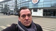 NDR MV Reporter Jan Didjurgeit steht vor dem Stadion des FC Hansa Rostock © NDR 