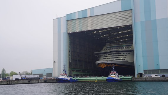 Hinter dem geöffneten Tor der Werft in Wismar, ist der Bug der Disney Adventure zu sehen. © NDR Foto: Christoph Woest