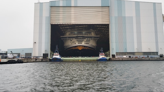 Hinter dem geöffneten Tor der Werft in Wismar, ist der Bug der Disney Adventure zu sehen. © NDR Foto: Christoph Woest