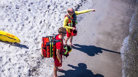 Rettungsschwimmer von der DLRG Wasserrettung stehen am Strand und beobachten die Bädegäste. © dpa-Bildfunk Foto: Jens Büttner