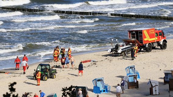 Rettungskräfte am Strand von Koserow © Tilo Wallrodt Foto: Tilo Wallrodt