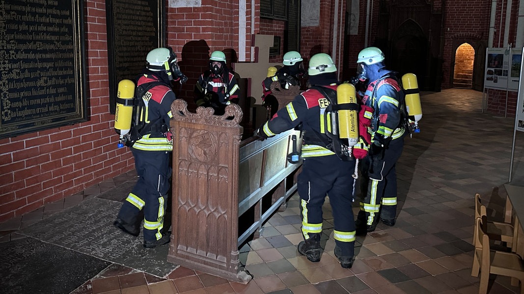 Fire brigade practices at the Doberan Minster in case of an emergency  > – News