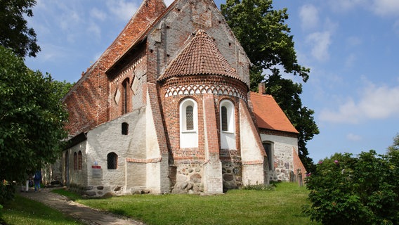 Die evangelische Pfarrkirche Altenkirchen auf der Insel Rügen in Mecklenburg-Vorpommern ist eine der ältesten Kirchen Rügens. Um 1168 wurde sie vermutlich auf einem slawischen Begräbnishügel erbaut. © picture alliance Foto: Rainer Oettel