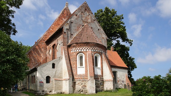 Die evangelische Pfarrkirche Altenkirchen auf der Insel Rügen in Mecklenburg-Vorpommern ist eine der ältesten Kirchen Rügens. Um 1168 wurde sie vermutlich auf einem slawischen Begräbnishügel erbaut. © picture alliance Foto: Rainer Oettel