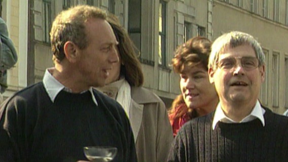 Heiko Stolp und Manfred Russ als Zuschauer bei einem der ersten Drachenbootrennen auf dem Schweriner Pfaffenteich. Heiko Stolp und Manfred Russ als Zuschauer bei einem der ersten Drachenbootrennen auf dem Schweriner Pfaffenteich. © NDR Foto: Screenshot