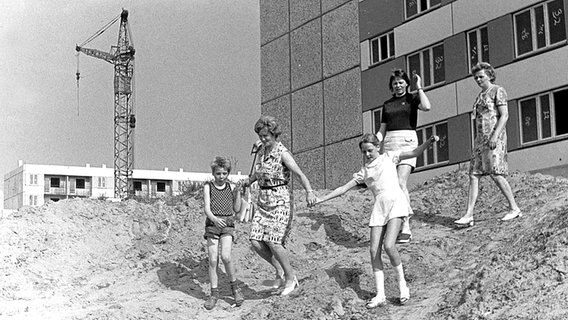 Eine junge Familie sieht sich auf einer Baustelle auf dem Großen Dreesch in Schwerin Anfang der 1970-er Jahre um. © Stadtarchiv Schwerin 
