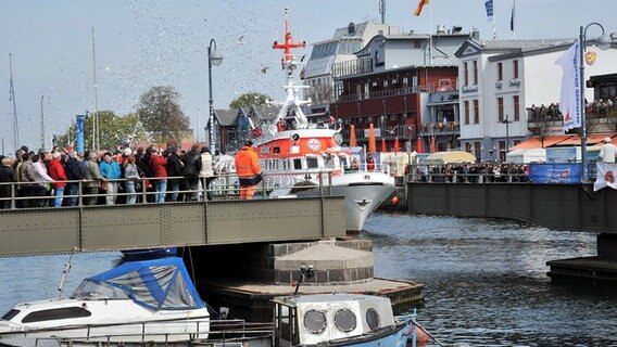 Warnemünder Stromerwachen Brückendrehung  Foto: TZRW/Joachim Kloock