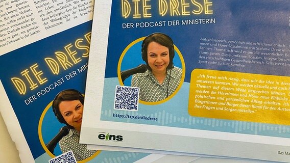 Zeitschriften mit Anzeigenwerbung für den Podcast von MV-Sozialministerin Stefanie Drese. © Stefan Ludmann Foto: Stefan Ludmann