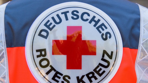 Logo des Deutschen Roten Kreuzes auf einer Jacke © picture-alliance Foto: arifoto UG