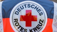 Logo des Deutschen Roten Kreuzes auf einer Jacke © picture-alliance Foto: arifoto UG