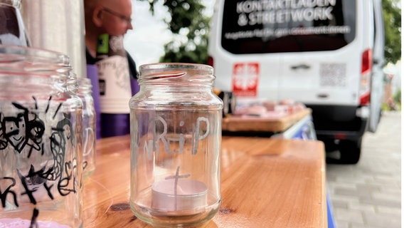 Ein Glas mit der Aufschrift "R.I.P" steht auf einem Stelltisch. © J.J. Gericke Foto: J.J. Gericke