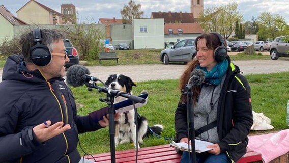 Mirja Freye und Matthes Klemme am Peeneufer in Anklam. Dort haben sie die neue Folge des Podcast Dorf Stadt Kreis aufgezeichnet. Foto: Mirja Freye und Matthes Klemme am Peeneufer in Anklam. Dort haben sie die neue Folge des Podcast Dorf Stadt Kreis aufgezeichnet. Foto: © ndr.de Foto: Roland Weiemann