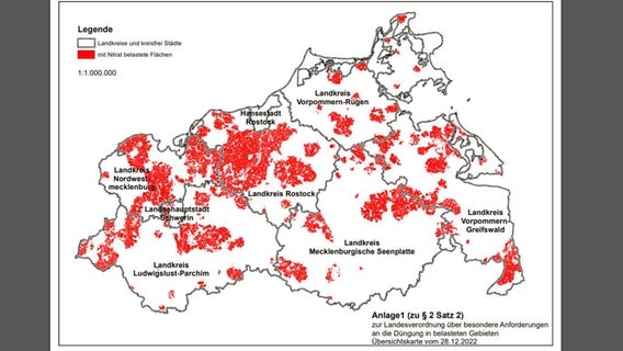 Karte mit roten markierten Flächen in MV, auf denen künftig nur noch eingeschränkt gedüngt werden darf. © Landwirtschaftsministerium MV 
