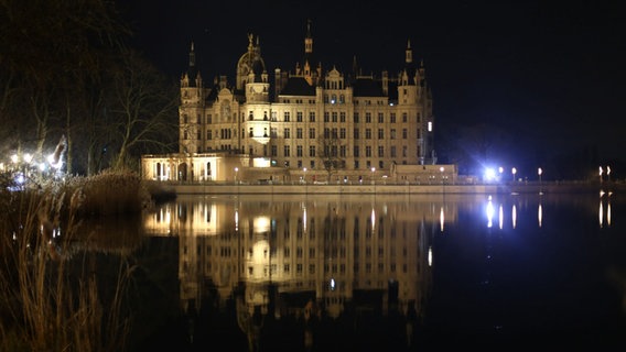 Schweriner Schloss bei Nacht © picture alliance/dpa Foto: Danny Gohlke
