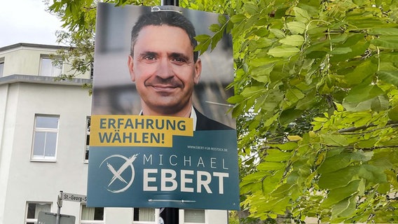 Wahlplakat von Michael Ebert, parteiloser OB-Kandidat, unterstützt von CDU, FDP und UFR. © NDR.de Foto: Marian Thürmer/NDR.de
