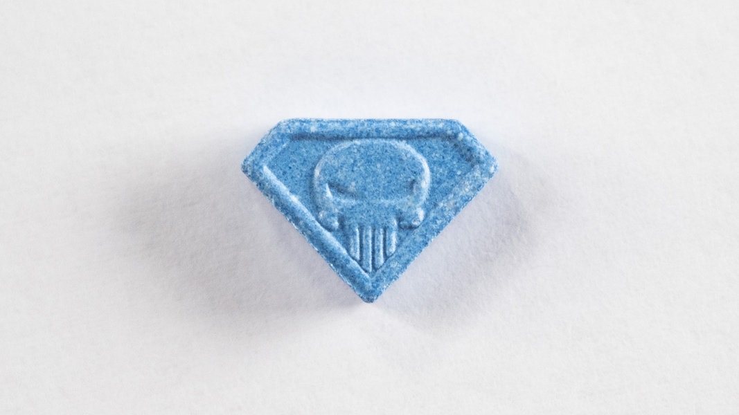 Aufnahmen einer Ecstasy Blue Punisher- Pille. 