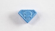 Aufnahmen einer Ecstasy Blue Punisher- Pille. © picture alliance/KEYSTONE | ENNIO LEANZA Foto: ENNIO LEANZA