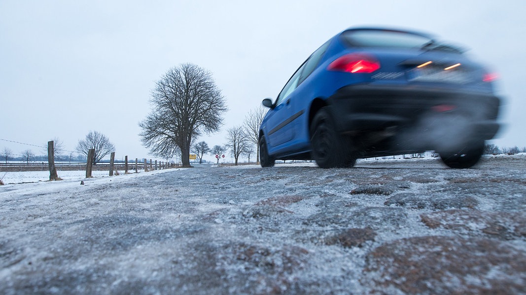 Themenbild: Ein Auto fährt über eine vereiste Straße.