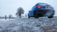 Ein Auto fährt über eine vereiste Straße. © picture alliance / dpa Foto: Jens Büttner