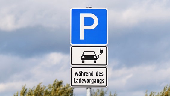Ein Schild markiert Parkplaetze für Elektrofahrzeuge an einer Ladestation fuer E-Fahrzeuge auf einer Raststätte an der Autobahn A20 rund 20 Kilometer suedlich von Greifswald. © picture alliance/dpa Foto: Wolfram Steinberg