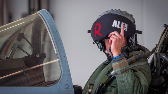 Laage: Ein Bundeswehr-Pilot gibt im Hangar im Fliegerhorst aus dem Cockpit eines Eurofighters Handzeichen an die Bodencrew und bereitet den Flug in Richtung Estland vor. © Jens Büttner/dpa Foto: Jens Büttner/dpa
