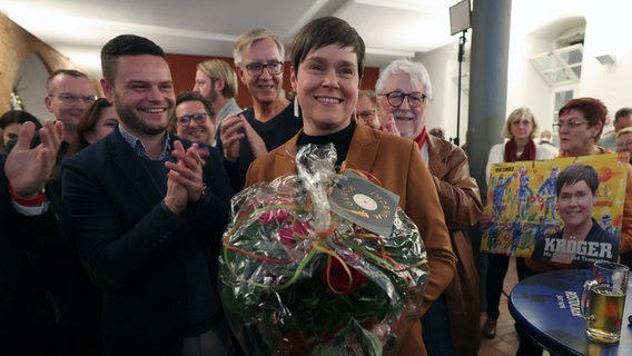 Eva Maria Kröger nach ihrem Sieg bei der OB-Wahl in Rostock am 27.11.2022. © dpa Bildfunk Foto: Bernd Wüstneck