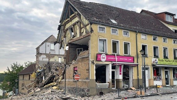 In einer Bäckerei in Lychen im Landkreis Uckermark hat es eine heftige Explosion gegeben, dabei wurde ein Mensch schwer verletzt. © Horst Skoupy/Uckermark Kurier/dpa +++ dpa-Bildfunk +++ Foto: Horst Skoupy/Uckermark Kurier/dpa +++ dpa-Bildfunk +++