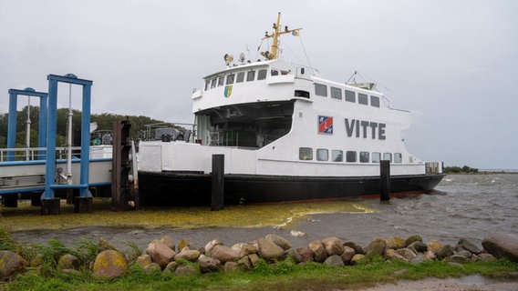 Die Fähre "Vitte" liegt im Hafen von Schaprode fest. © dpa-Bildfunk Foto: Stefan Sauer