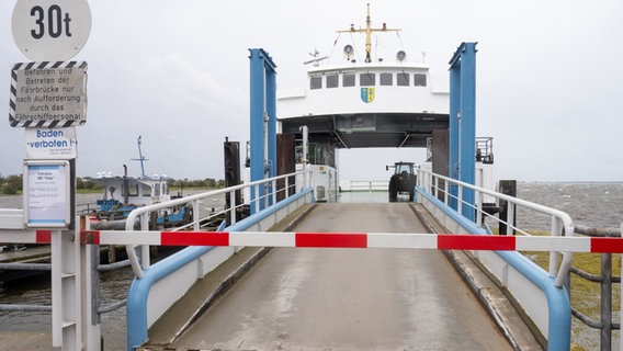 Die Fähre "Vitte" liegt im Hafen von Schaprode fest, davor sperrt eine Schranke die Zufahrt ab. © dpa-Bildfunk Foto: Stefan Sauer