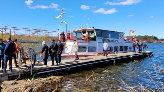 An einem Bootsanlieger liegt ein Fahrgastschiff mit dem Namen Seestern darauf, dass sich einige Leute anschauen. © Förderverein Fahrgastschifffahrt e.V. Foto: Lothar Fetzer