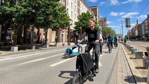 Die Lange Straße in Rostock wird zu einer Fahrradstraße. Dort haben ab sofort Fahrräder Vorrang gegenüber den anderen Verkehrsmitteln.  Foto: Jürn-Jakob Gericke