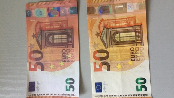50-Euronoten im Vergleich: links die Fälschung, rechts das Original. 50-Euronoten im Vergleich: links die Fälschung, rechts das Original. © Polizeipräsidium Neubrandenburg Foto: Claudia Tupeit