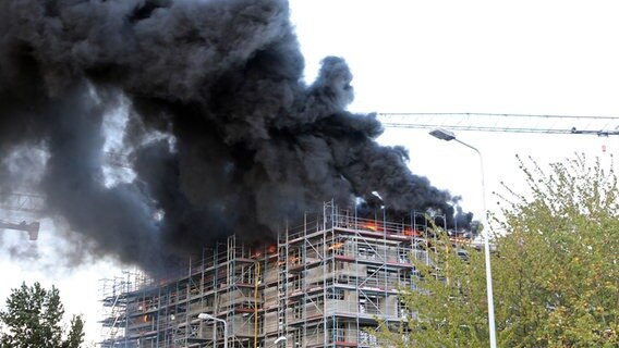 Auf einer Baustelle in Rostock-Lichtenhagen ist ein Feuer ausgebrochen. © Stefan Tretropp Foto: Stefan Tretropp