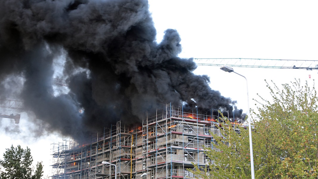 Großbrand in Rostock: Verdacht der fahrlässigen Brandstiftung