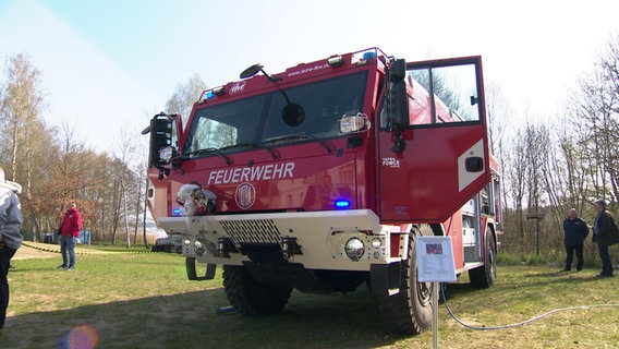 Ein Waldbrand-Tanklöschfahrzeug des Typs Tatra TLF 5000 bei einer Präsentation an der Landesschule für Brand- und Katastrophenschutz M-V in Malchow. © NDR Foto: NDR