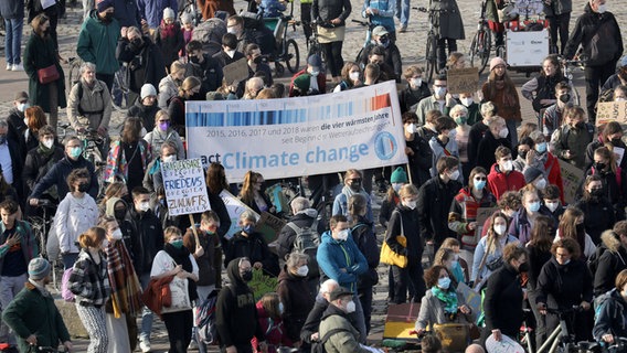 Am Stadthafen Rostock beginnt eine Demonstration der Bewegung Fridays for Future. Auf einem Transparent steht dabei "Climate Change".  Foto: Bernd Wüstneck