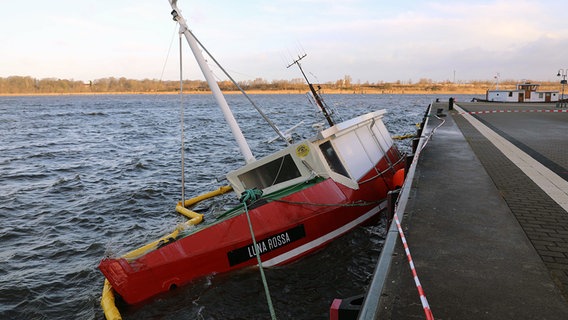 Der Kutter "Luna Russa" liegt gesunken im Stadthafen von Rostock. © Stefan Tretropp Foto: Stefan Tretropp
