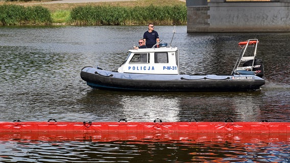 Polen, Krajnik Dolny: Ein Polizeiboot fährt auf der Oder. Seit mehreren Tagen beschäftigt das massive Fischsterben im Fluss Oder die Behörden und Anwohner des Flusses in Deutschland und Polen. ©  Marcin Bielecki/PAP/dpa +++ dpa-Bildfunk +++ Foto:  Marcin Bielecki/PAP/dpa +++ dpa-Bildfunk +++