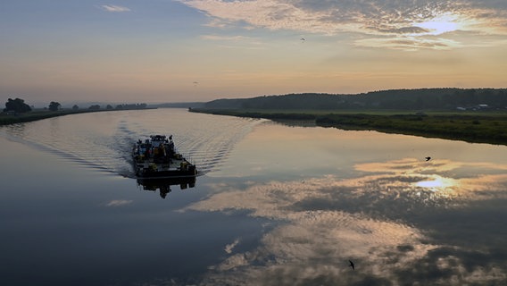 Schwedt: Ein Schiff fährt in den frühen Morgenstunden den deutsch-polnischen Grenzfluss Oder stromaufwärts. ©  Patrick Pleul/dpa +++ dpa-Bildfunk +++ Foto:  Patrick Pleul/dpa +++ dpa-Bildfunk +++