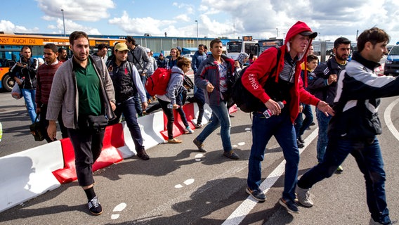 Eine Gruppe von Flüchtlingen kommt am Rostocker Fährhafen an © DPA-Bildfunk Foto: Jens Büttner